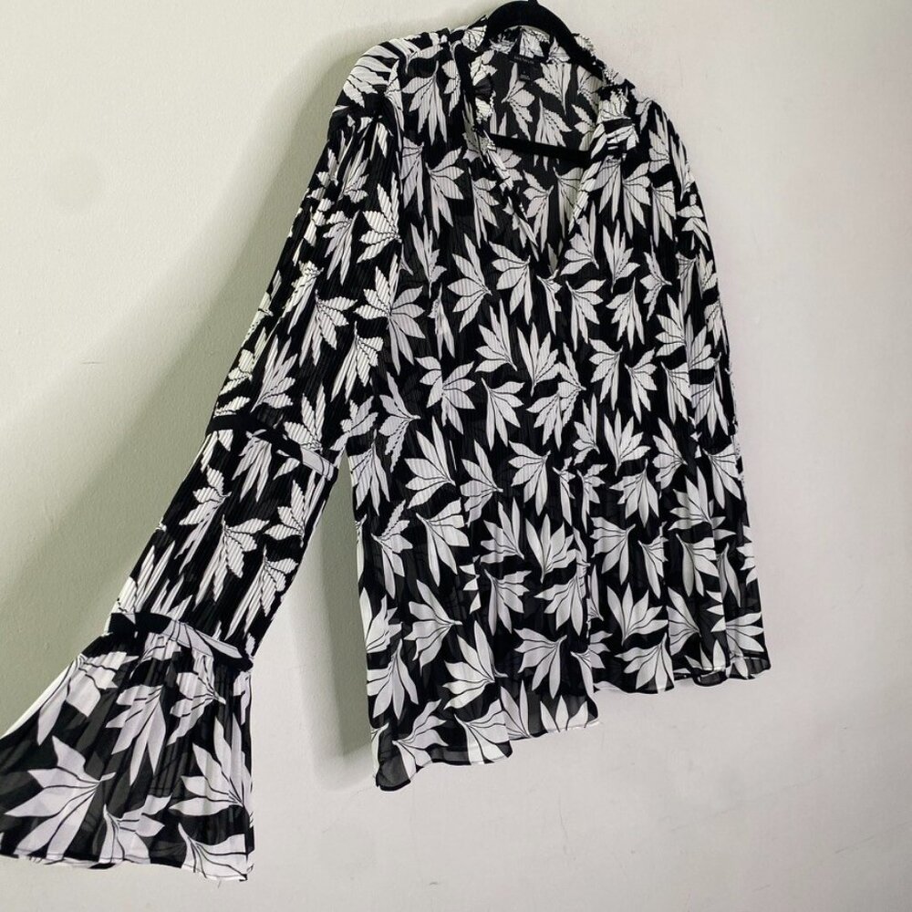 Ann Taylor Blouse Large Long Sleeve Pleated Floral Black & White Split Neck - Picture 5 of 9